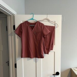 Figs Catarina One-Pocket Scrub Top and Zamora Jogger Pants set, size S, Mauve